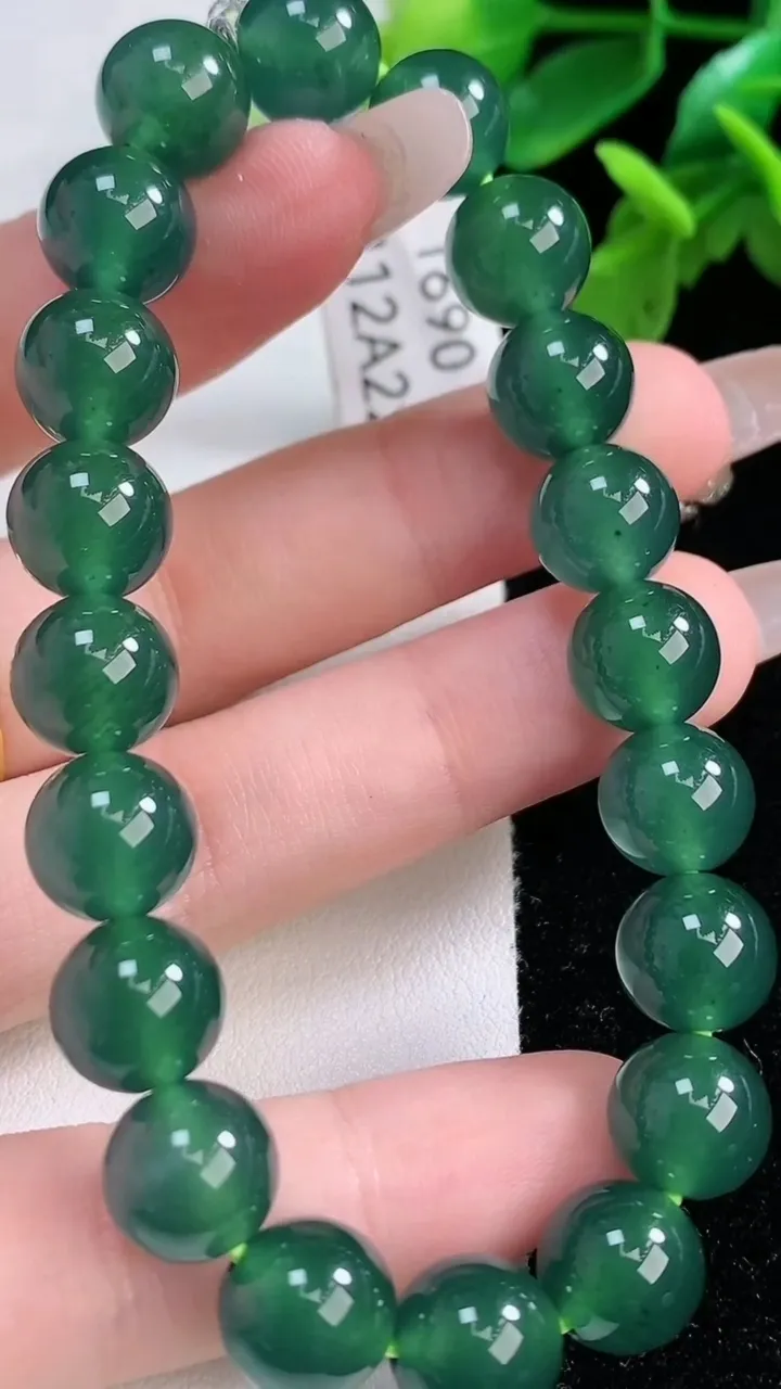 天然A货翡翠圆珠手串20颗，尺寸9.8，重量:33.20g1月2日
工厂直销收藏佳品,种好水足，色泽均匀，有种有色，上手高大气！
