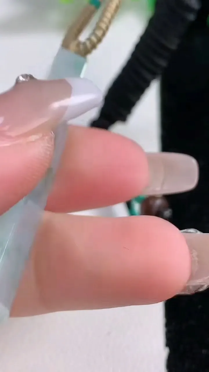 天然A货翡翠飘花无事牌吊坠，尺寸34.6-14.5-5.4，重量:11.74g
1月3日