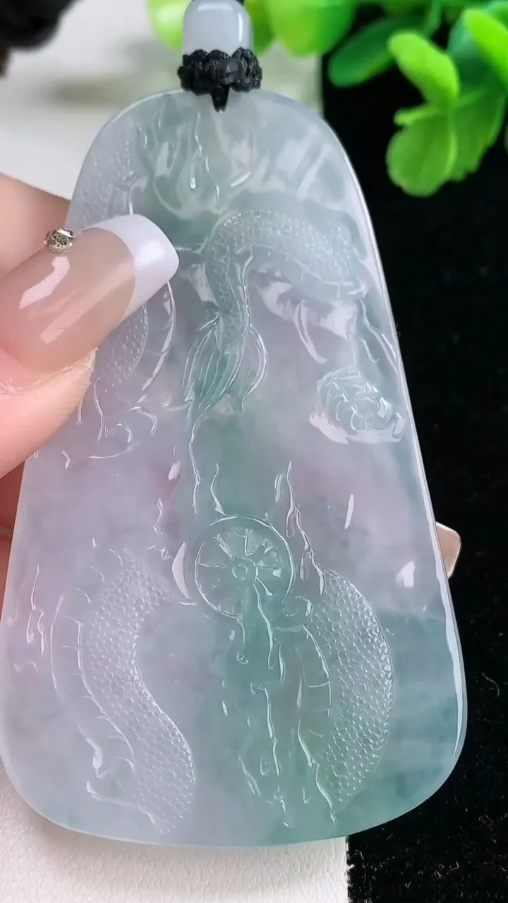 天然A货翡翠种飘花祥龙大势至观音菩萨吊坠，尺寸73.2-43-5，重量:45.95g
1月2日