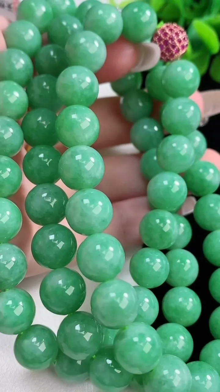 天然A货翡翠圆珠项链66颗，尺寸10，重量:113.88g1月2日
工厂直销收藏佳品,种好水足，色泽均匀，有种有色，上手高大气！