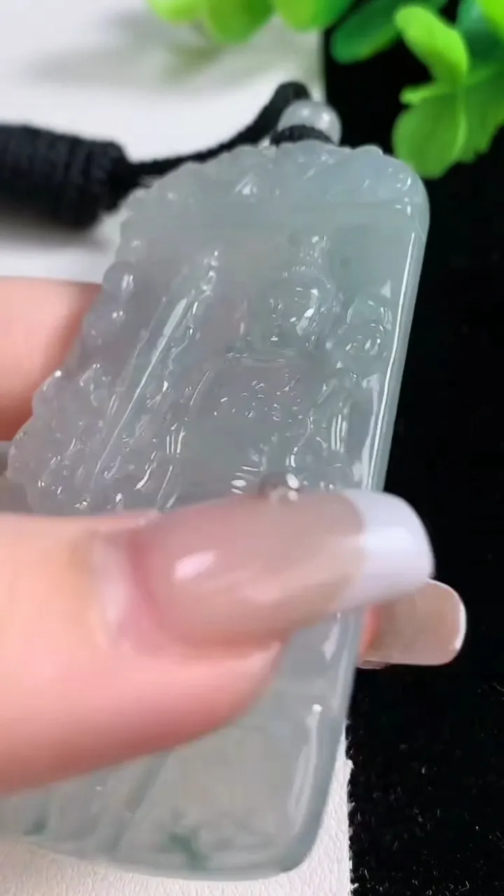 天然A货翡翠种飘花虚空藏菩萨吊坠，尺寸69-41.6-5.7，重量:42.42g
1月2日