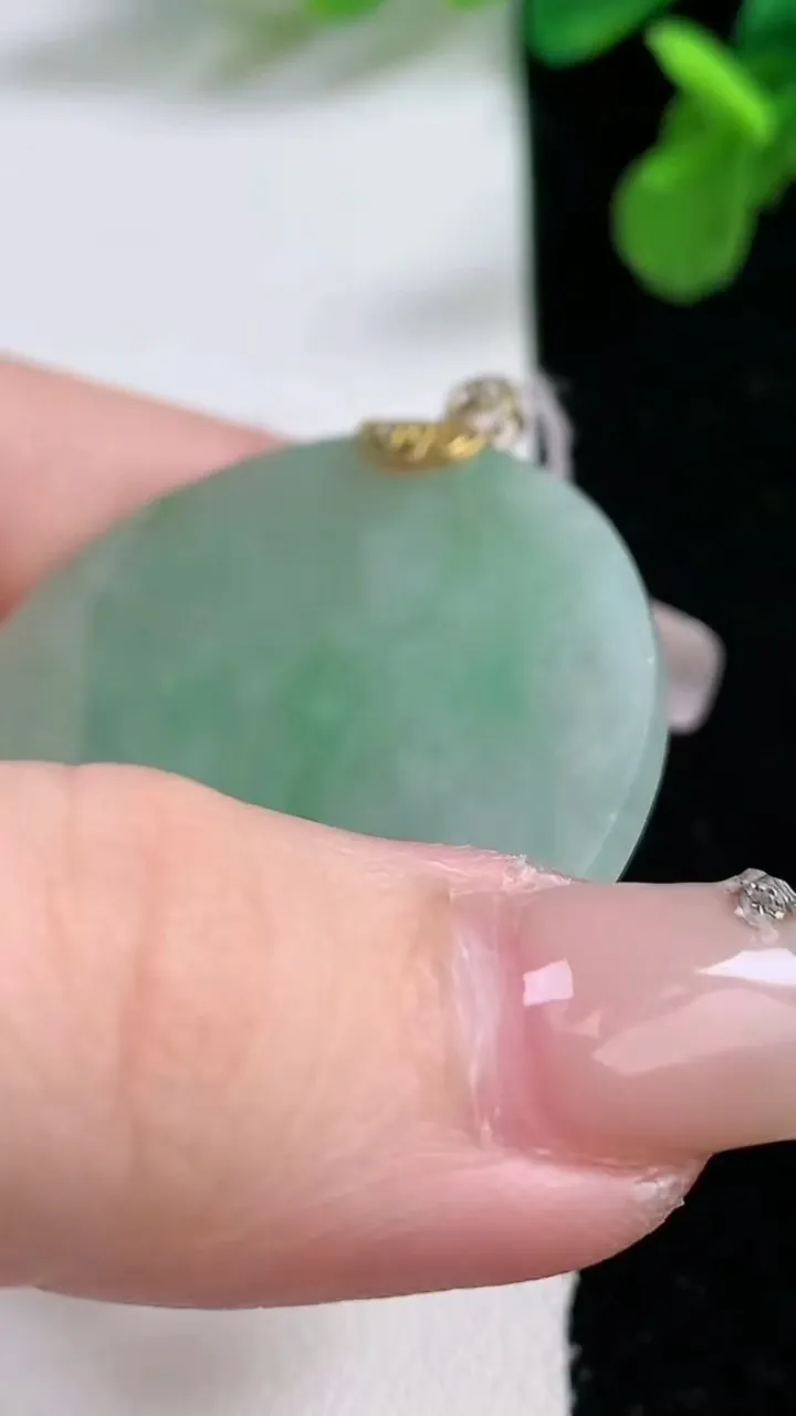 天然A货翡翠无事牌吊坠，尺寸40.4-3，重量:13.81g
1月2日