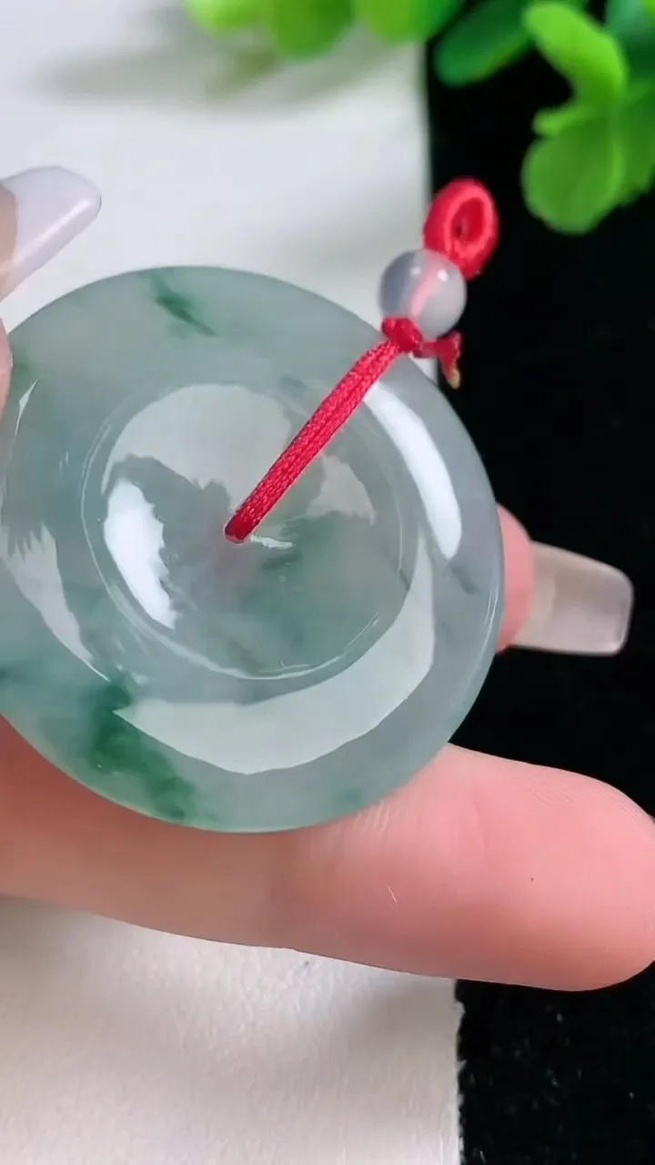 天然A货翡翠葫芦戒指，尺寸17-12.4-9.3-8.4，重量:2.94g2026年1月2日
工厂直销收藏佳品,种好水足，色泽均匀，有种有色，上手高大气！