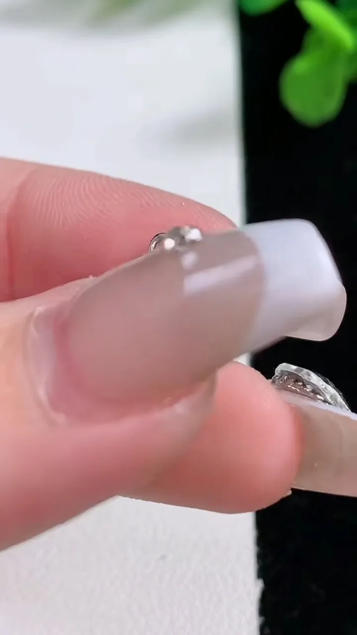 天然A货翡翠葫芦吊坠，尺寸20.6-10-6裸石8-6.2，重量:1.08g
1月2日