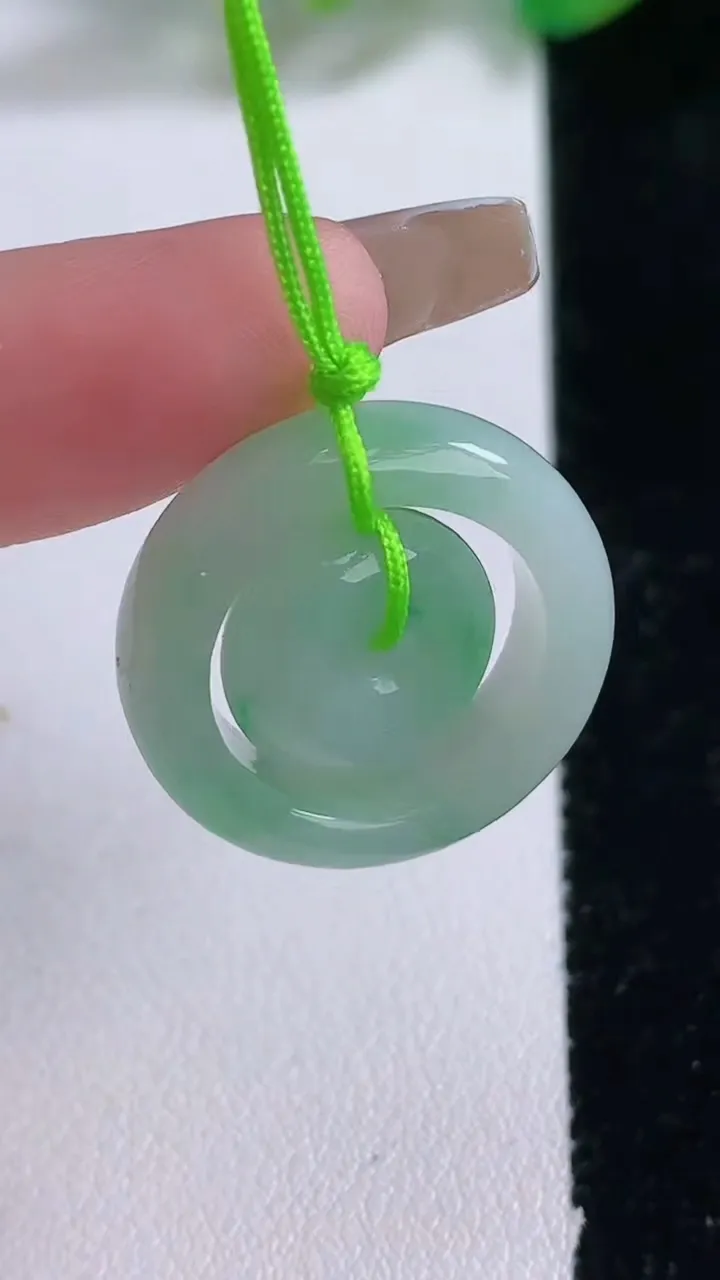 天然A货翡翠母子平安扣吊坠，尺寸23-5.7，重量:6.05g
1月2日