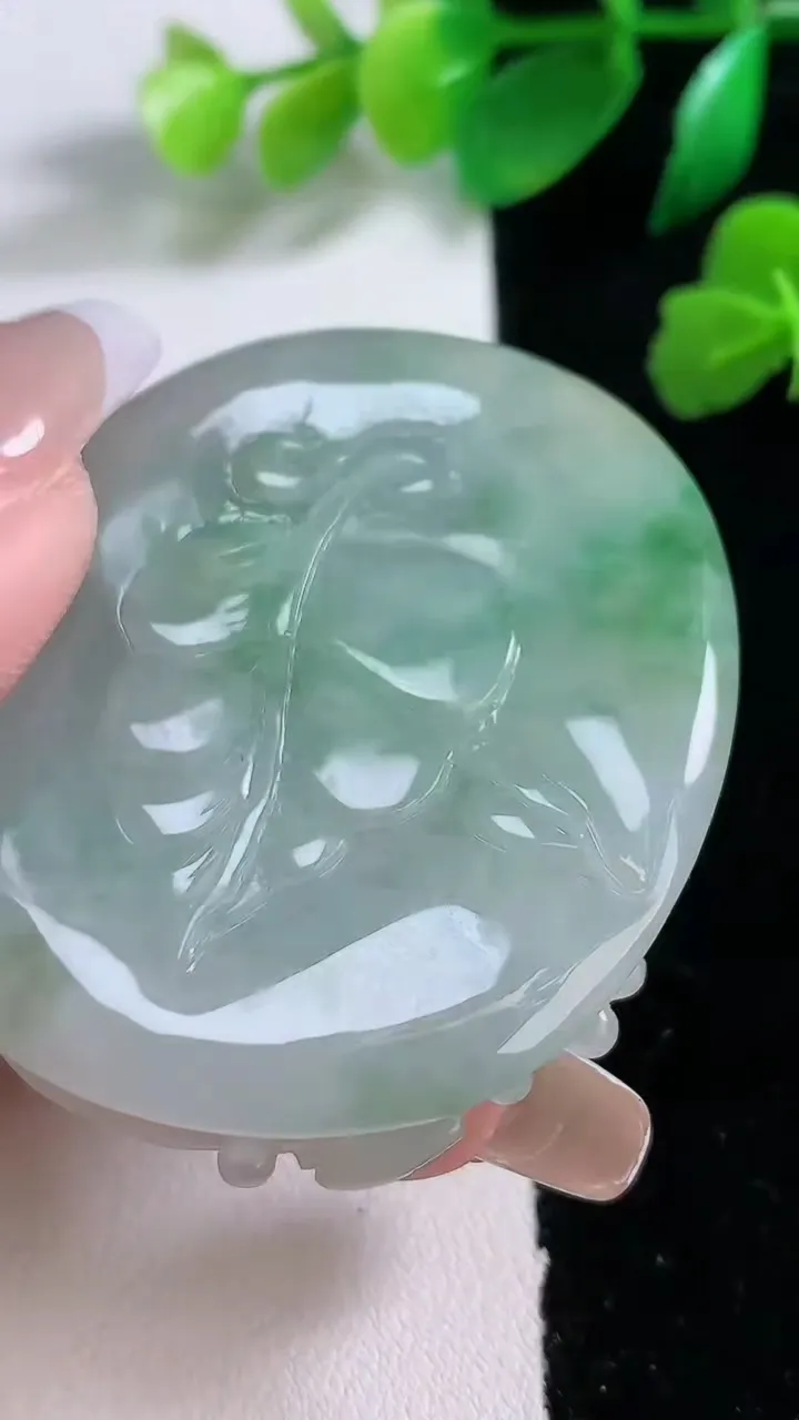 天然A货翡翠鸟语花香吊坠，尺寸52-45-12.6，重:51.76g
1月2日