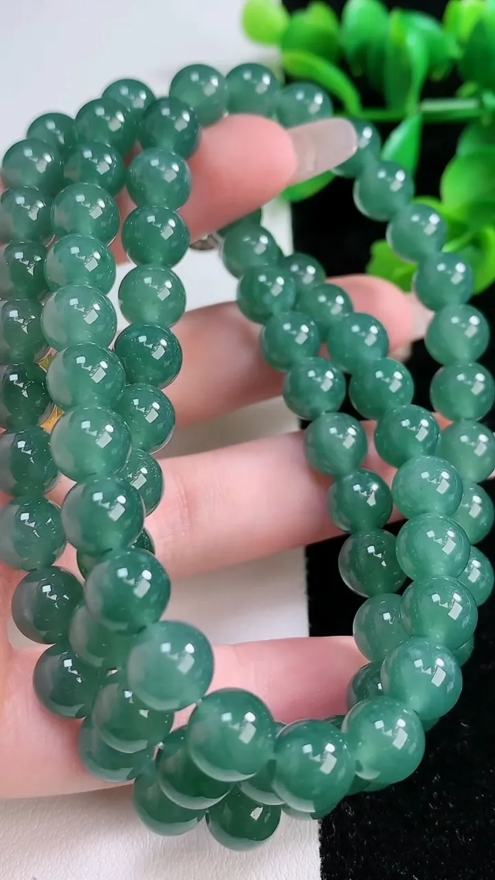 天然A货翡翠圆珠项链80颗，尺寸8.2，重:78.95g
1月2日