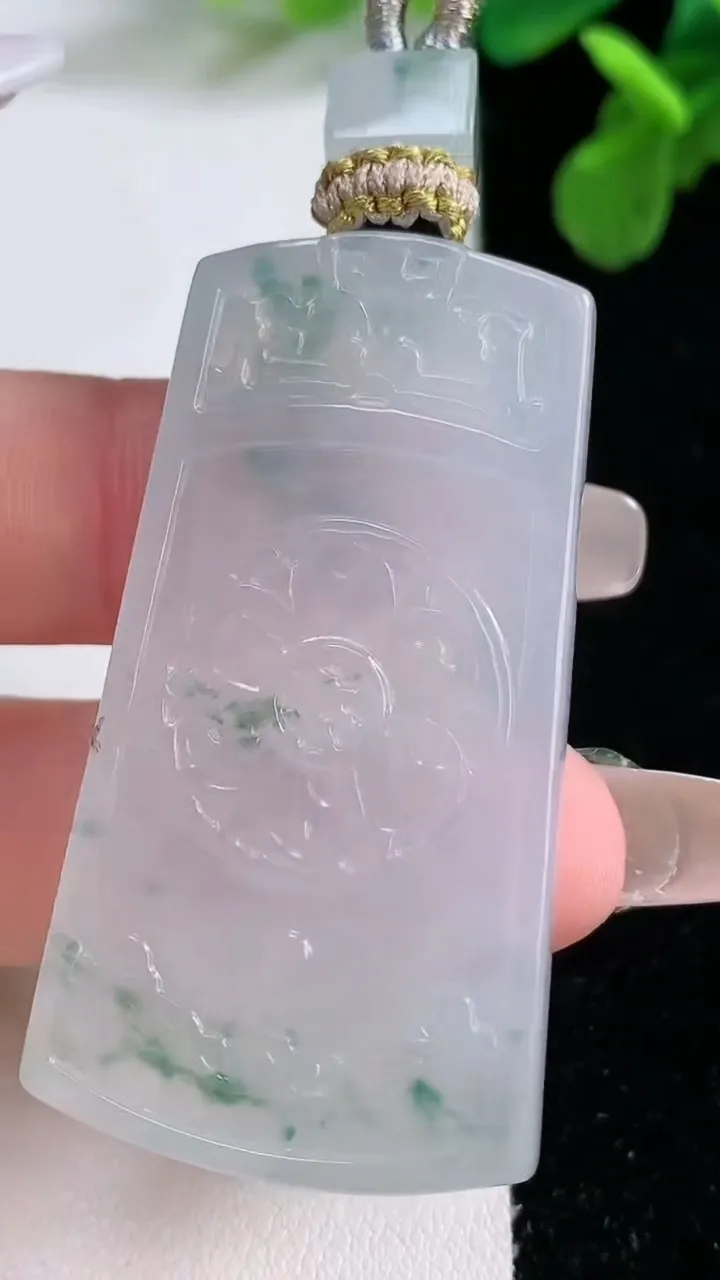 天然A货翡翠冰种飘花仿古无事牌吊坠，尺寸49.4-26.4-5，重量:20.85g
1月2日