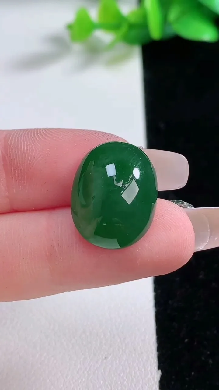 天然A货翡翠蛋面镶嵌件，尺寸18-14-8，重:3.20g
1月2日