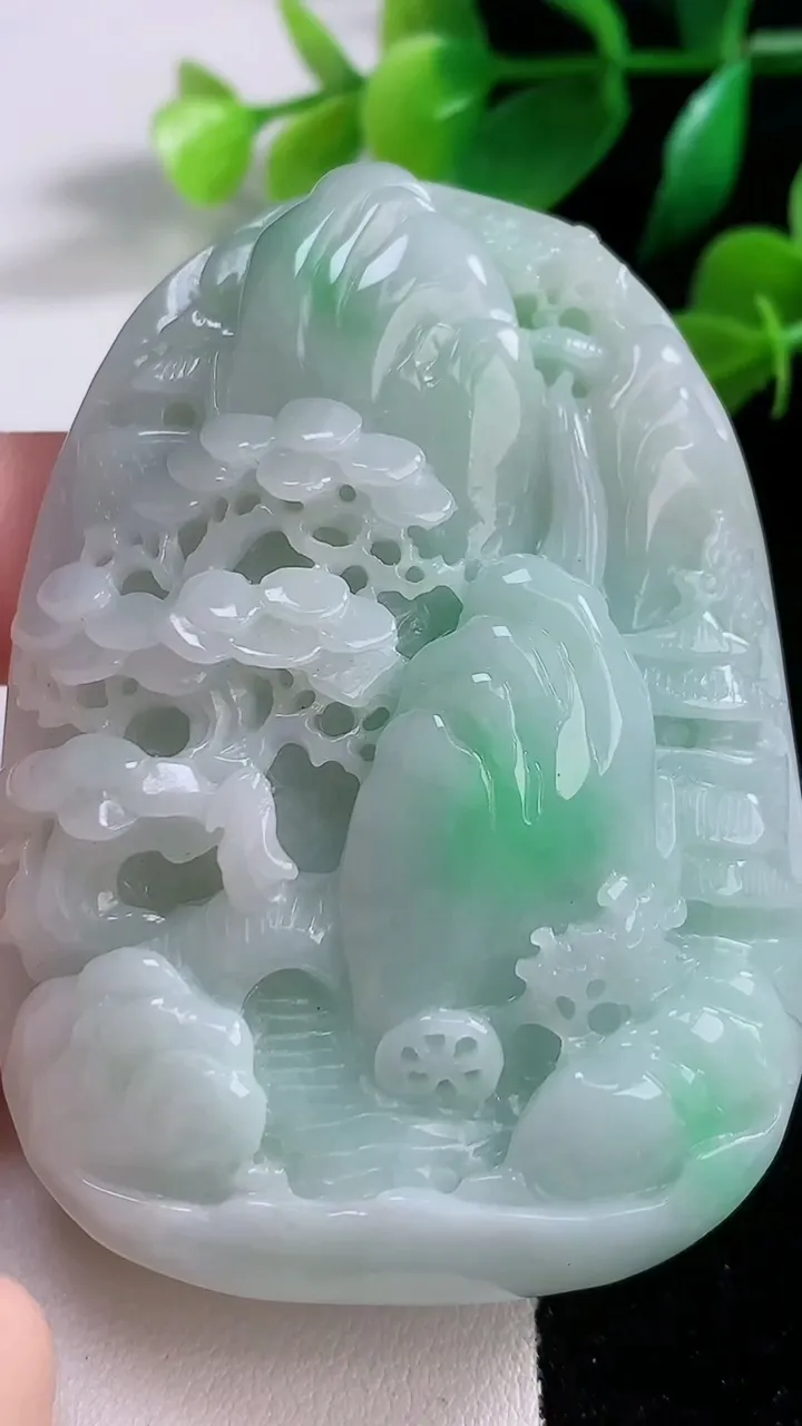 天然A货翡翠山水牌吊坠，尺寸68.5-48.8-16.1，重:98.05g
1月2日