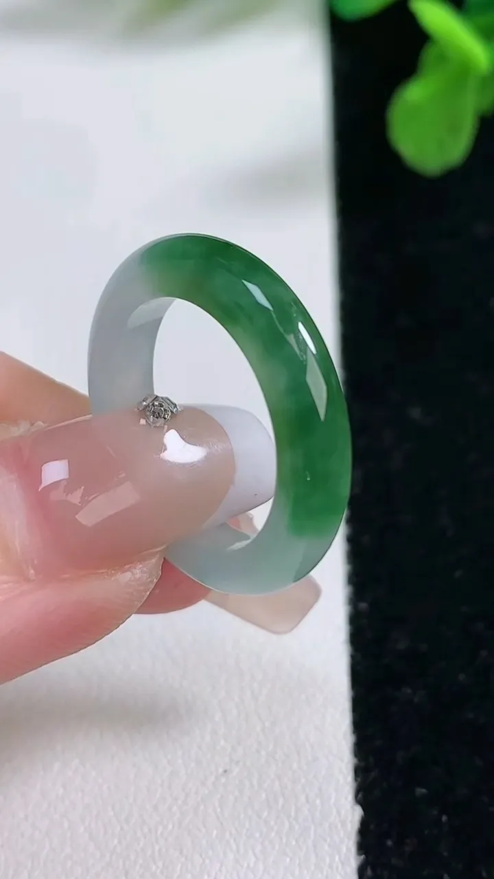 天然A货翡翠指环 戒指，尺寸17.8-4.2-3.4，重量:3.59g2026年1月2日
工厂直销收藏佳品,种好水足，色泽均匀，有种有色，上手高大气！