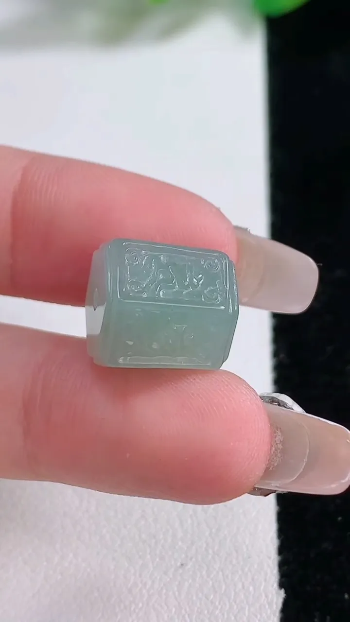 天然A货翡翠六字真言 路路通吊坠，尺寸12.5-16，重量:4.29g
1月2日