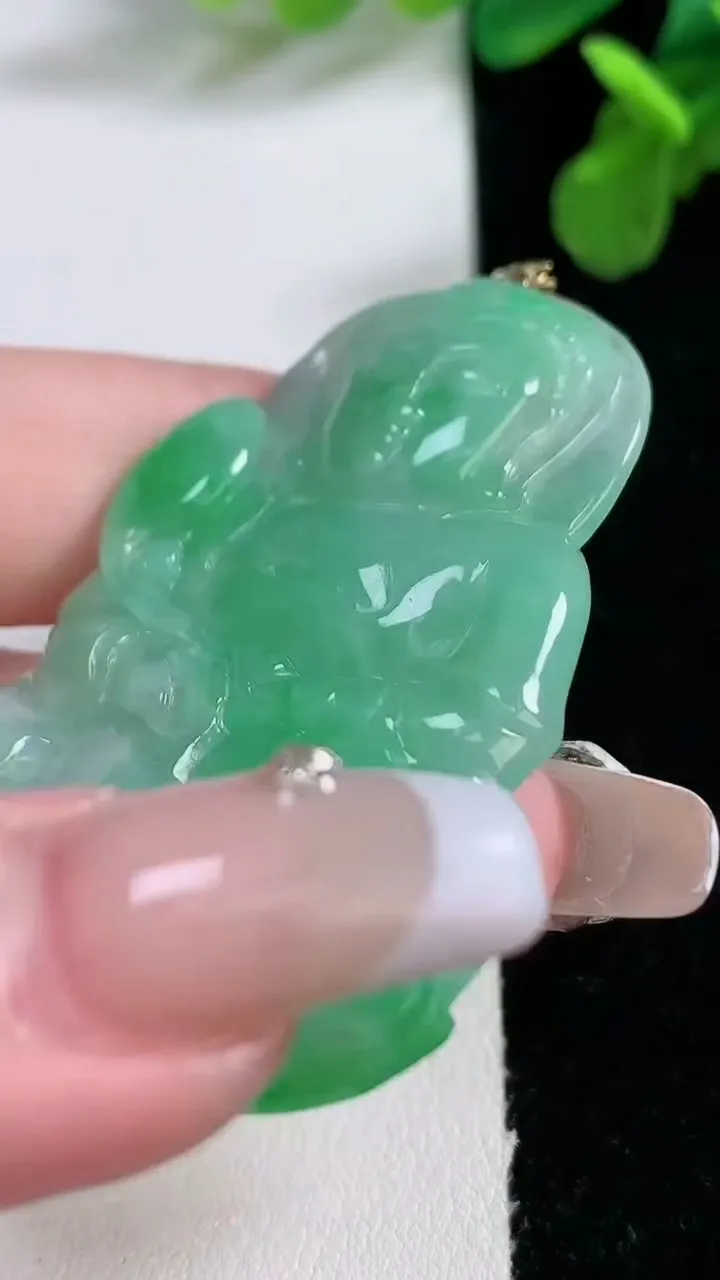 天然A货翡翠观音菩萨吊坠，尺寸53-37.4-5，重量:19.74g
1月2日