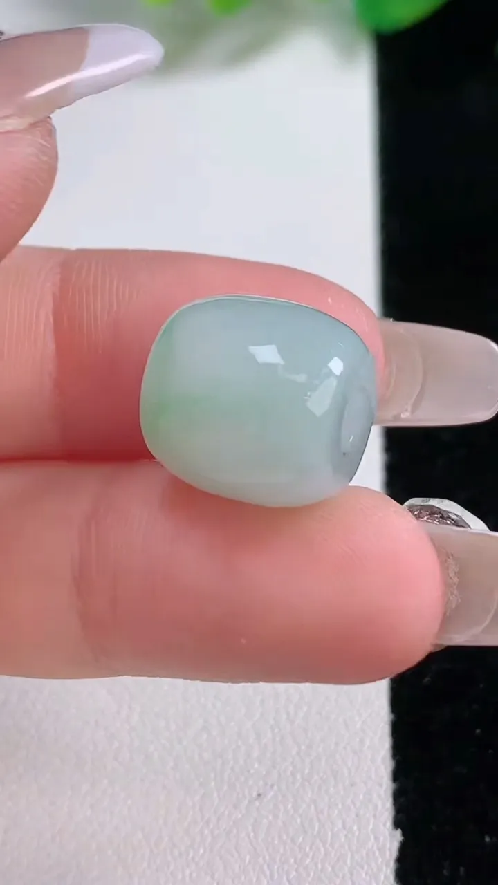 天然A货翡翠路路通吊坠，尺寸12.9-13，重量:4.72g
1月2日