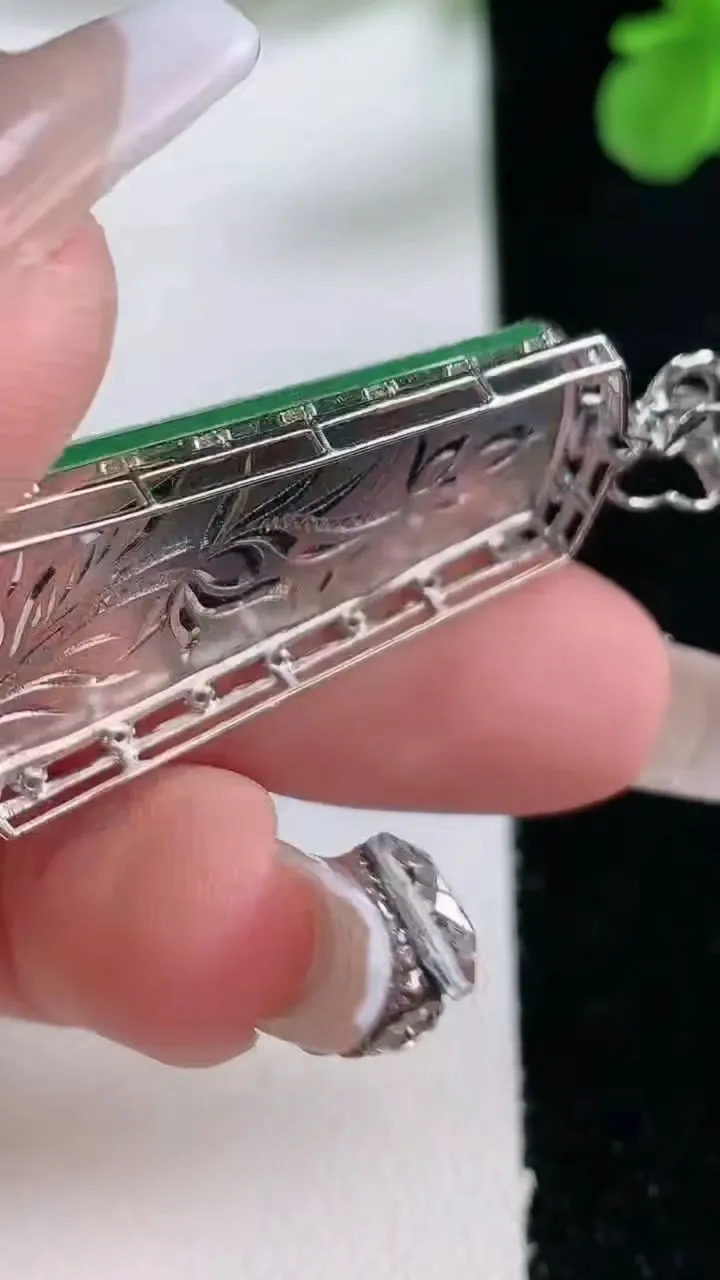 天然A货翡翠无事牌吊坠，尺寸43-18.7-6.2裸石32-17，重量:6.93g
1月2日