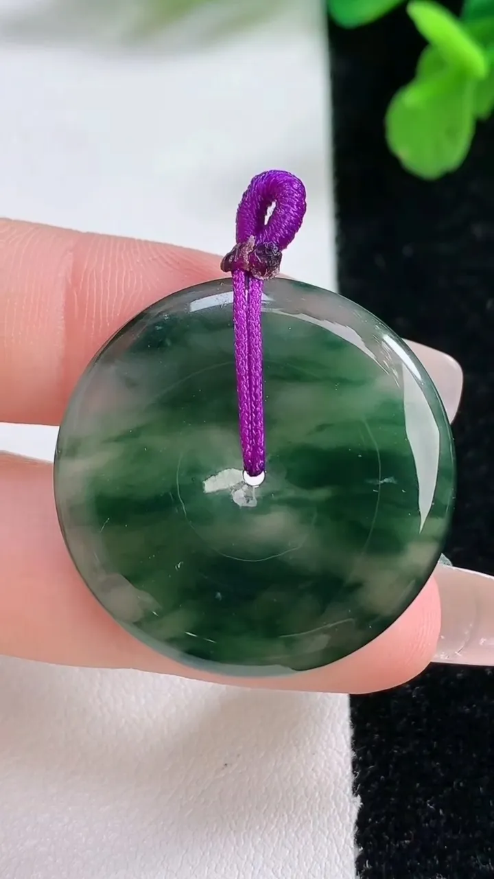 天然A货翡翠冰种飘花平安扣吊坠，尺寸29.5-3.8，重量:7.29g
1月2日