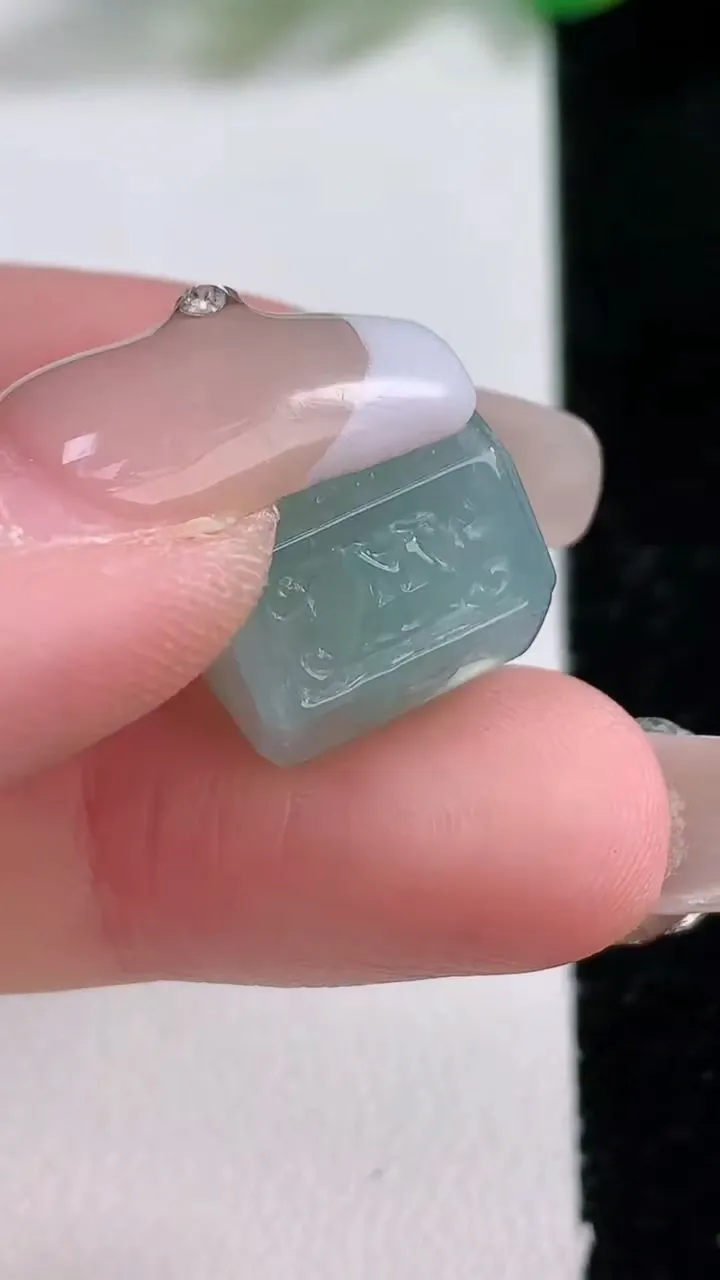 天然A货翡翠六字真言 路路通吊坠，尺寸13.8-12，重量:5.17g
1月2日