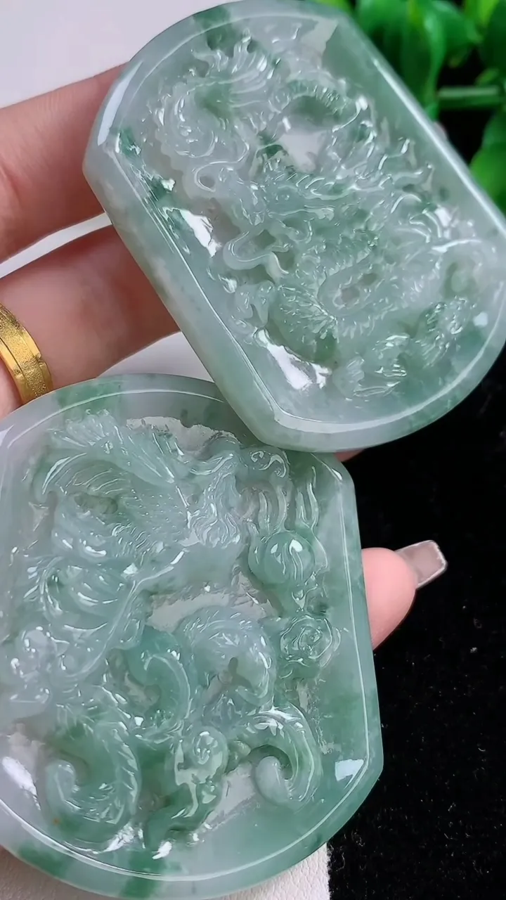 天然A货翡翠飘花龙凤呈祥吊坠一对，尺寸58-48.3-6，重:36.24g
1月2日