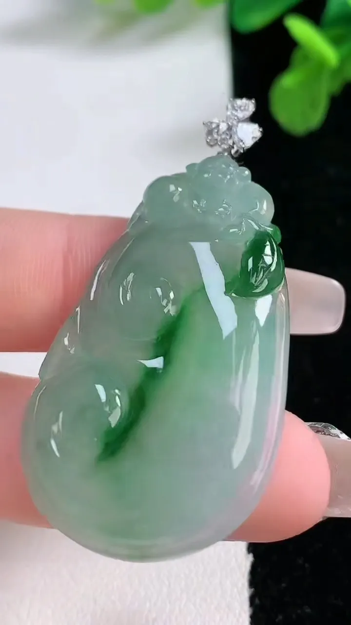天然A货翡翠如意吊坠，尺寸40-26-5.6，重量:11.64g
1月2日