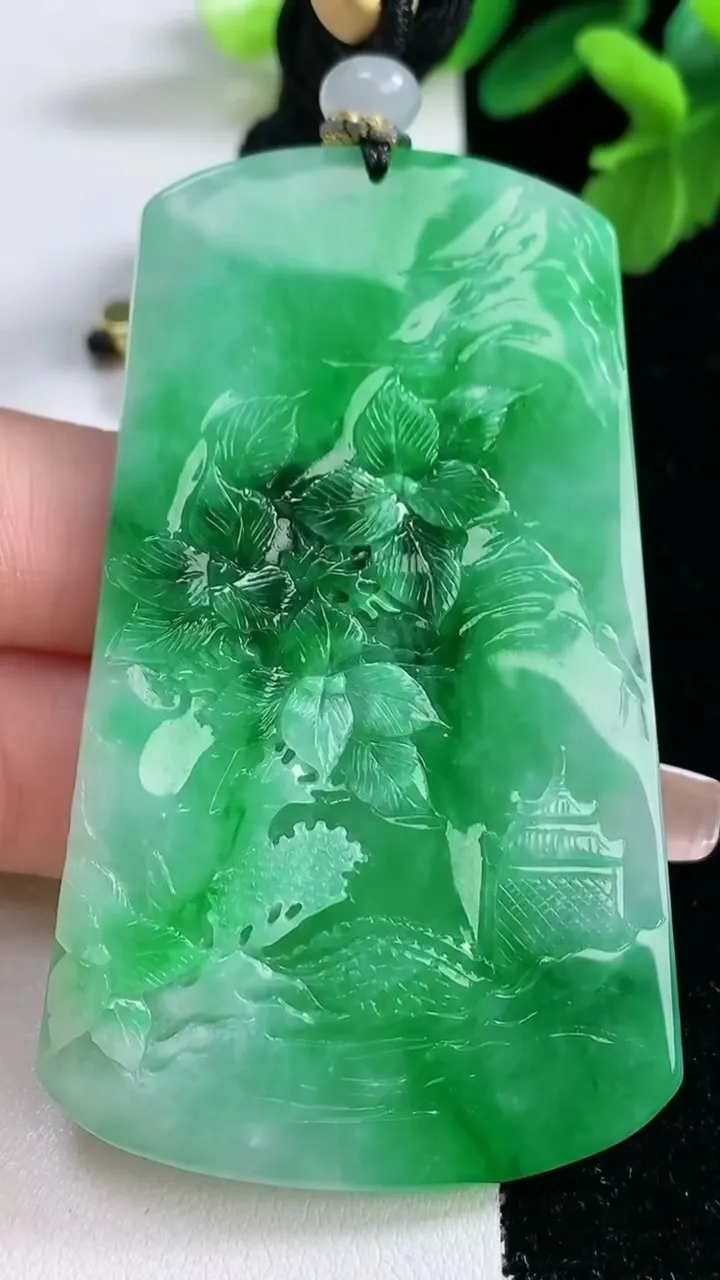 天然A货翡翠山水牌吊坠，尺寸67-39.3-5.3，重量:38.07g
1月2日