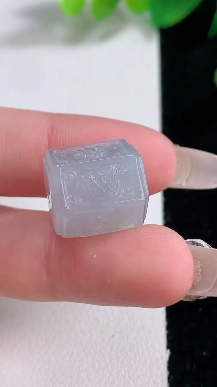 天然A货翡翠六字真言 路路通吊坠，尺寸15-12.8，重量:6.51g
1月2日