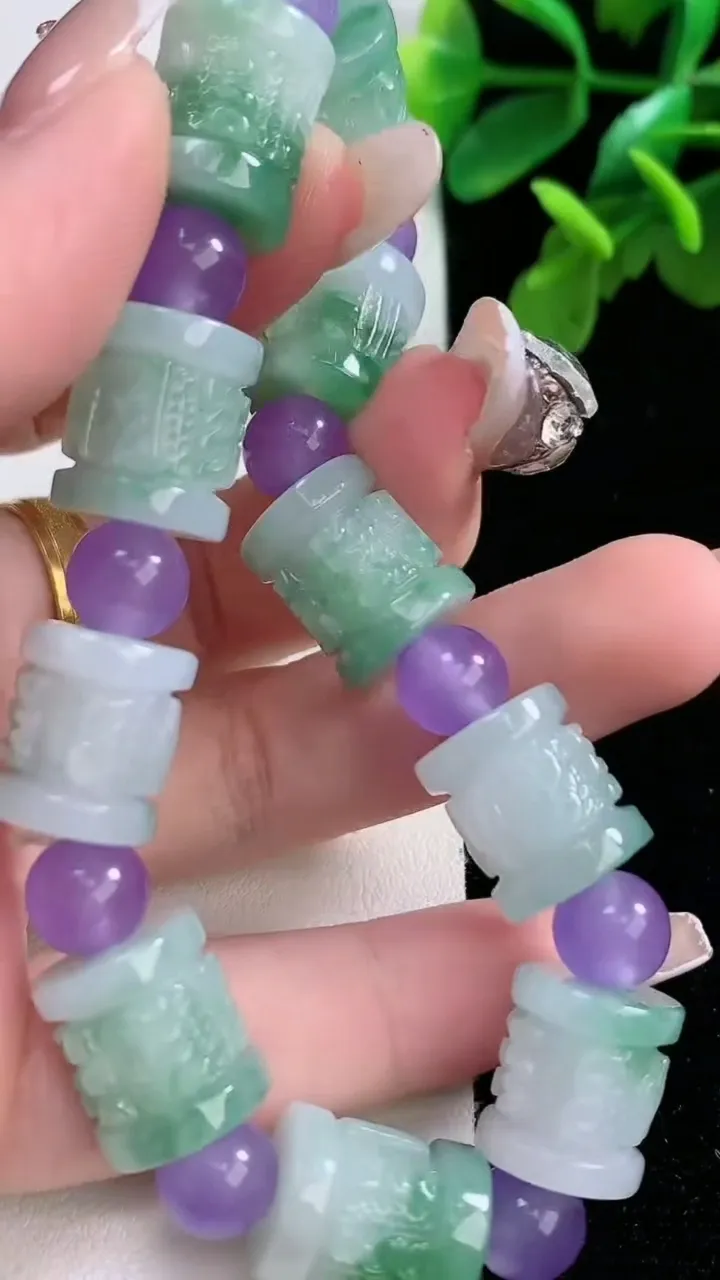 天然A货翡翠六字真言路路通手串10颗，尺寸12.7-10.8，重量:45.40g1月2日
工厂直销收藏佳品,种好水足，色泽均匀，有种有色，上手高大气！