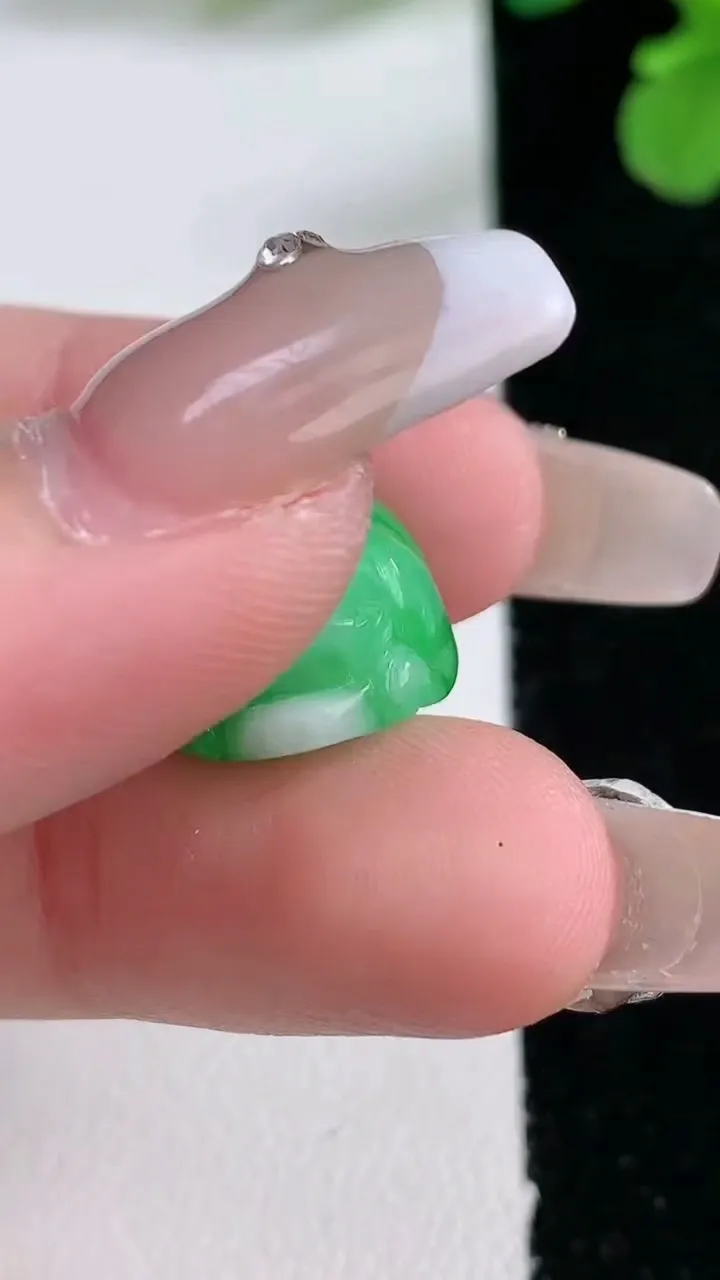 天然A货翡翠貔貅镶嵌件，尺寸14.4-13-10.5，重量:4.08g
1月2日