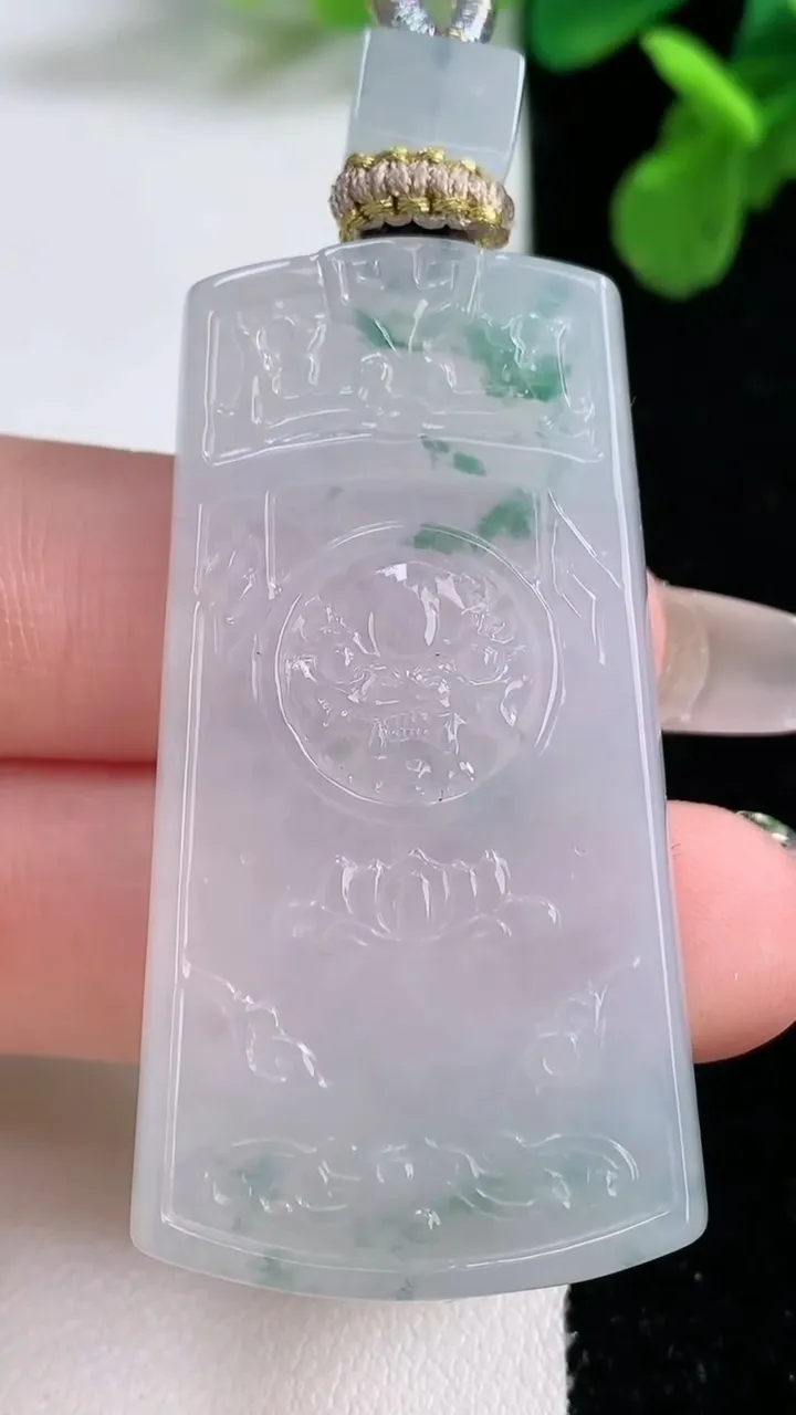 天然A货翡翠冰种飘花仿古无事牌吊坠，尺寸49.4-26.4-5，重量:20.85g
1月2日