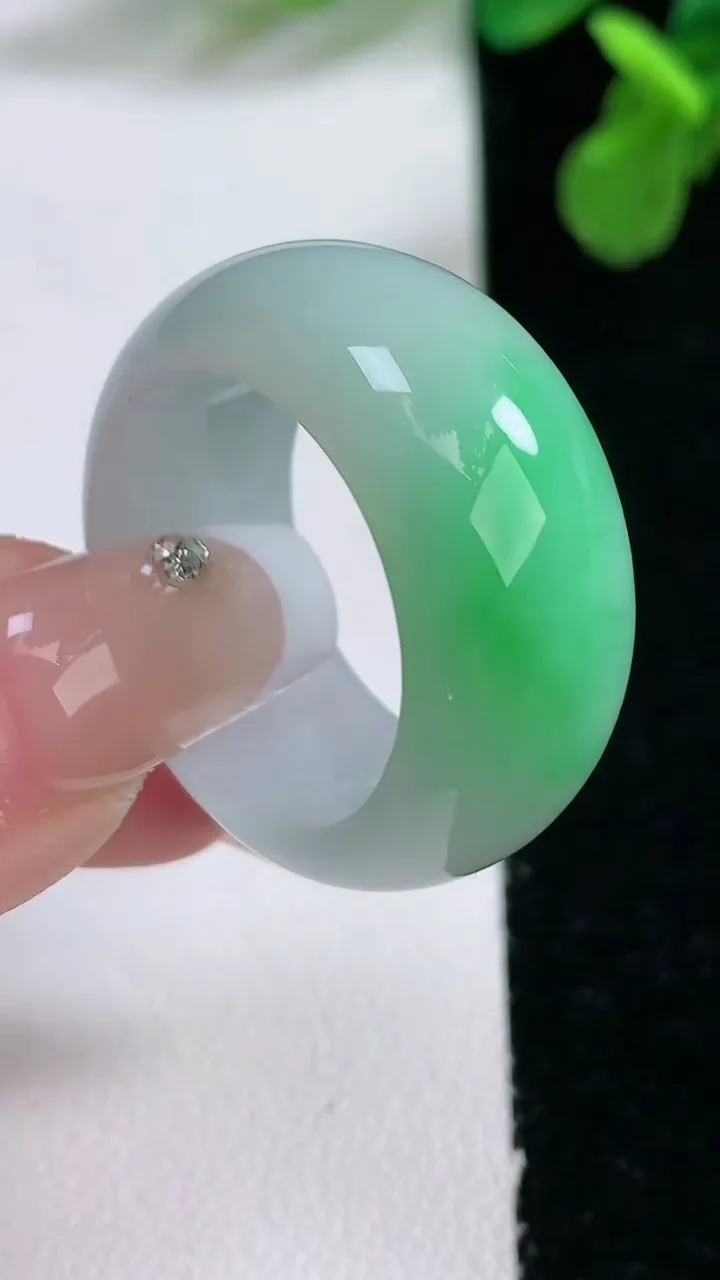 天然A货翡翠指环 扳指 戒指，尺寸21.3-12-4.4，重量:13.00g2026年1月2日
工厂直销收藏佳品,种好水足，色泽均匀，有种有色，上手高大气！