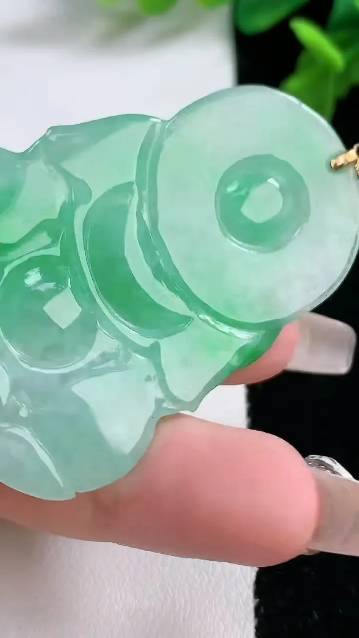 天然A货翡翠观音菩萨吊坠，尺寸53-37.4-5，重量:19.74g
1月2日