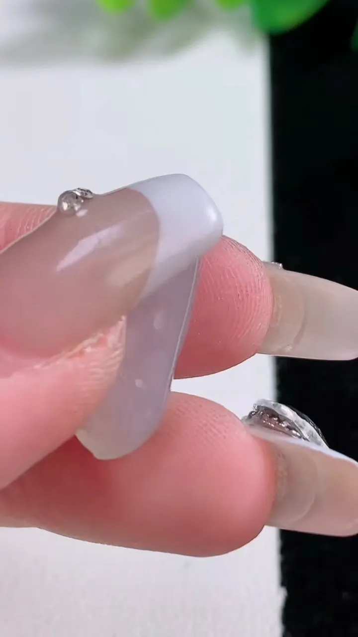 天然A货翡翠种白冰福豆吊坠，尺寸20.8-8.8-5.8，重量:1.89g
1月2日