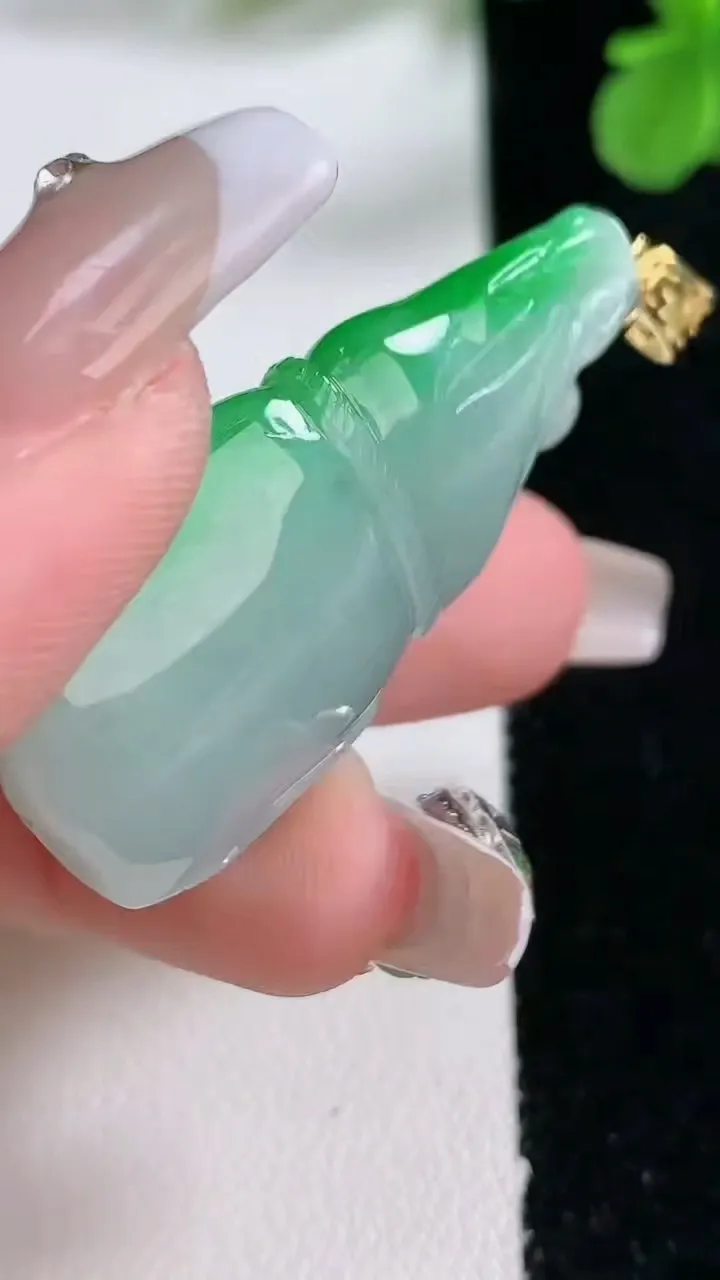 天然A货翡翠葫芦吊坠，尺寸41.6-21.8-11.7，重量:15.76g
1月2日