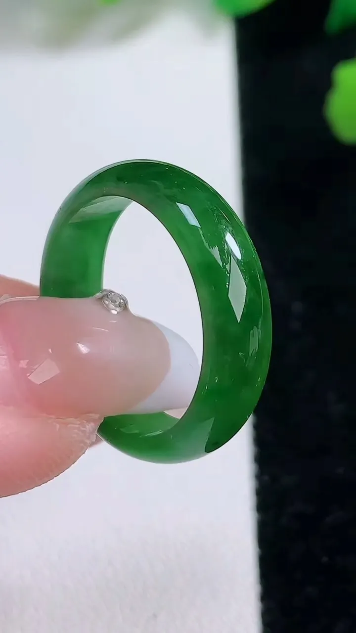 天然A货翡翠指环 戒指，尺寸18.7-3-6，重:2.89g2026年1月2日
工厂直销收藏佳品,种好水足，色泽均匀，有种有色，上手高大气！