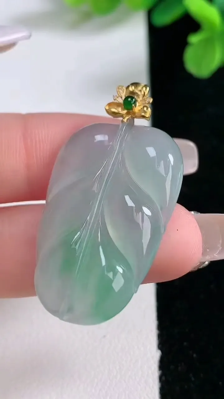天然A货翡翠金枝玉叶 叶子吊坠，尺寸33.2-22-5，重量:7.15g
1月2日