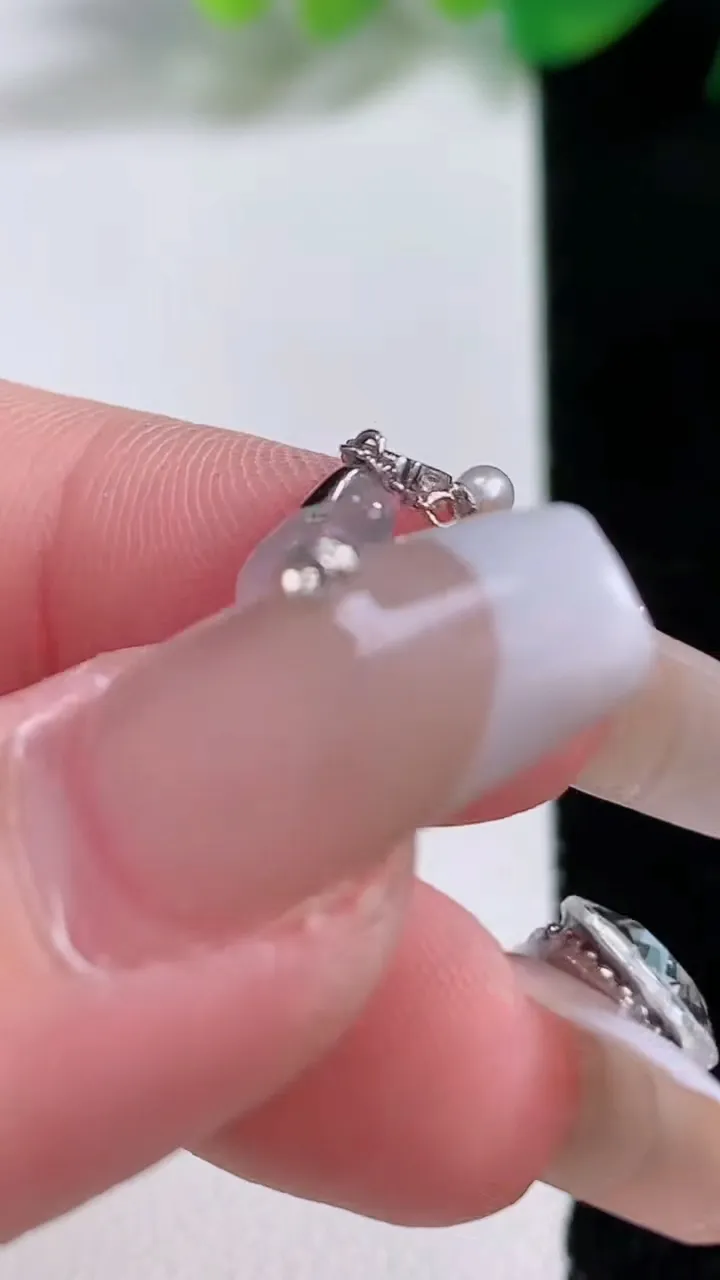 天然A货翡翠种白冰福豆吊坠，尺寸20.8-8.8-5.8，重量:1.89g
1月2日