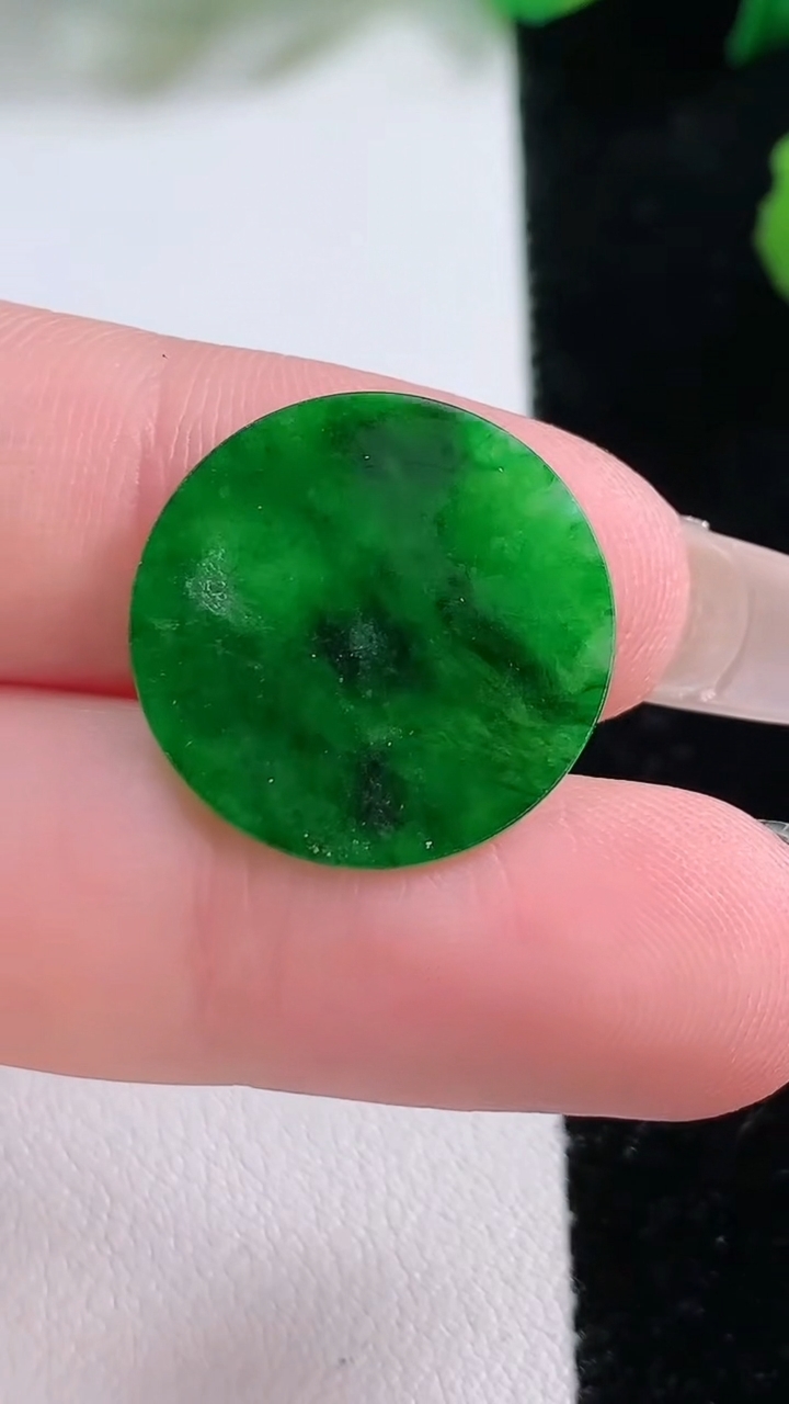 天然A货翡翠无事牌镶嵌件，尺寸19.2-1，重:0.85g
1月2日