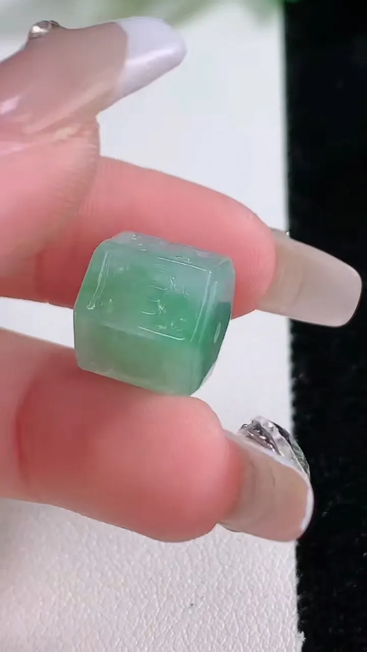 天然A货翡翠六字真言 路路通吊坠，尺寸12-11.8，重量:4.36g
1月2日