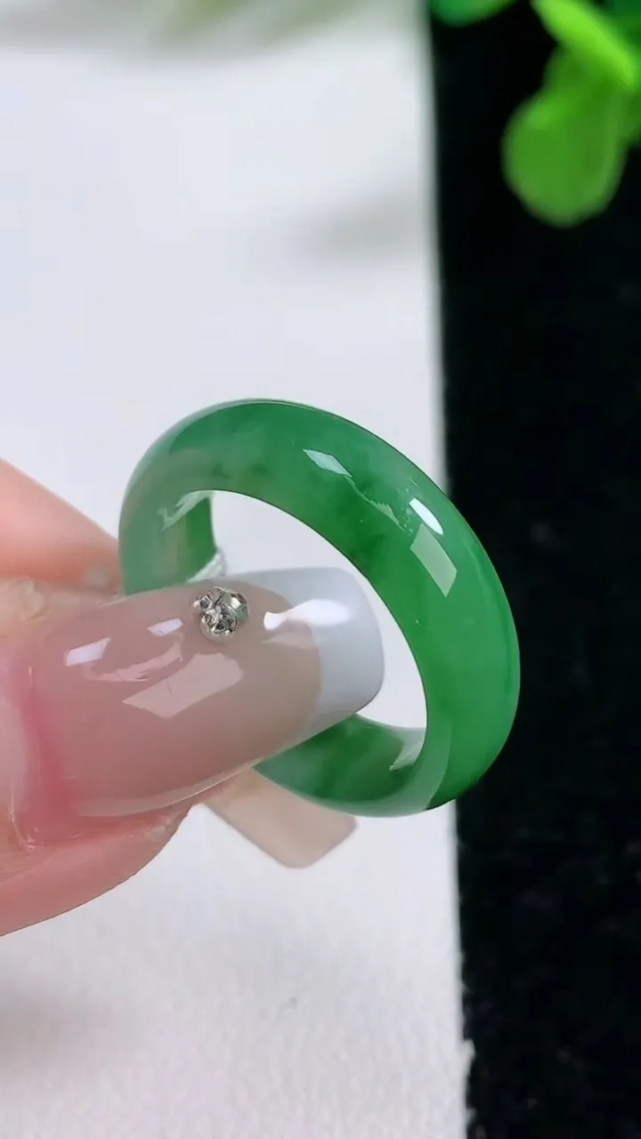 天然A货翡翠指环 戒指，尺寸17.5-5.5-2.9，重量:3.58g2026年1月2日
工厂直销收