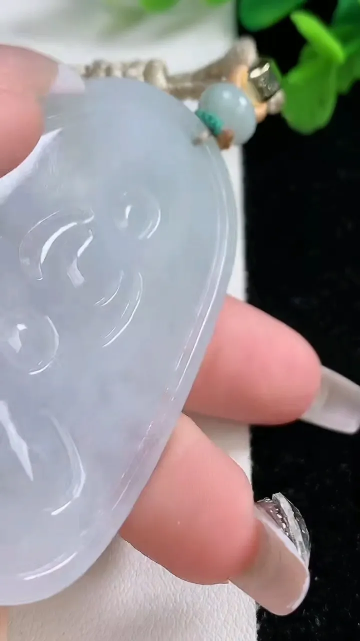 天然A货翡翠千手观音菩萨吊坠，尺寸63.3-42-4.6，重量:33.13g
1月2日