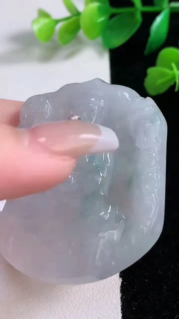 天然A货翡翠冰种飘花大日如来吊坠，尺寸53.5-48.3-5.7，重:27.88g
1月2日