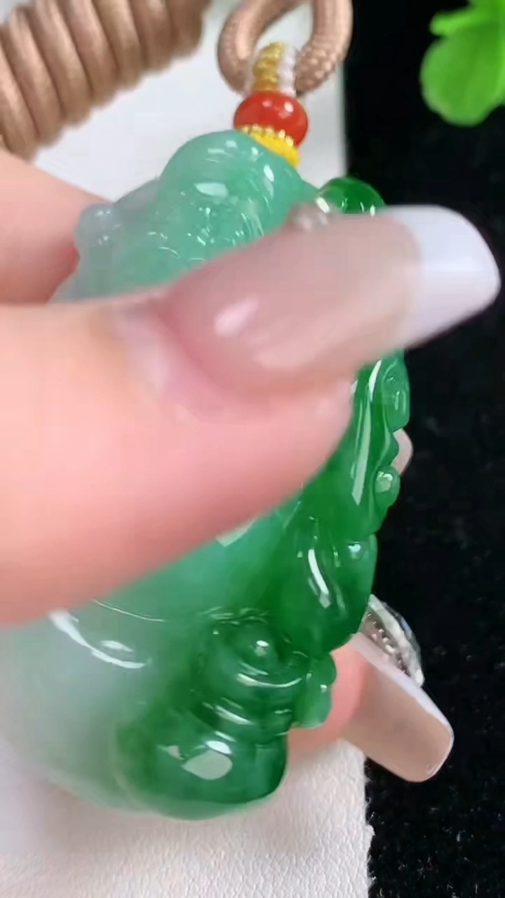 天然A货翡翠财神爷吊坠，尺寸51.6-31.3-13，重量:45.21g
1月2日