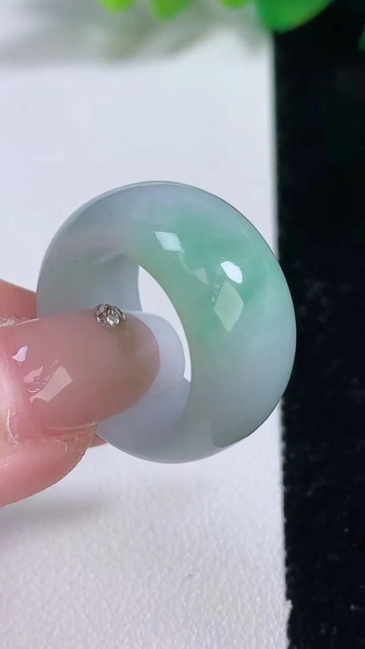 天然A货翡翠指环 扳指 戒指，尺寸17.3-11.6-4，重量:10.15g2026年1月2日
工厂直销收藏佳品,种好水足，色泽均匀，有种有色，上手高大气！