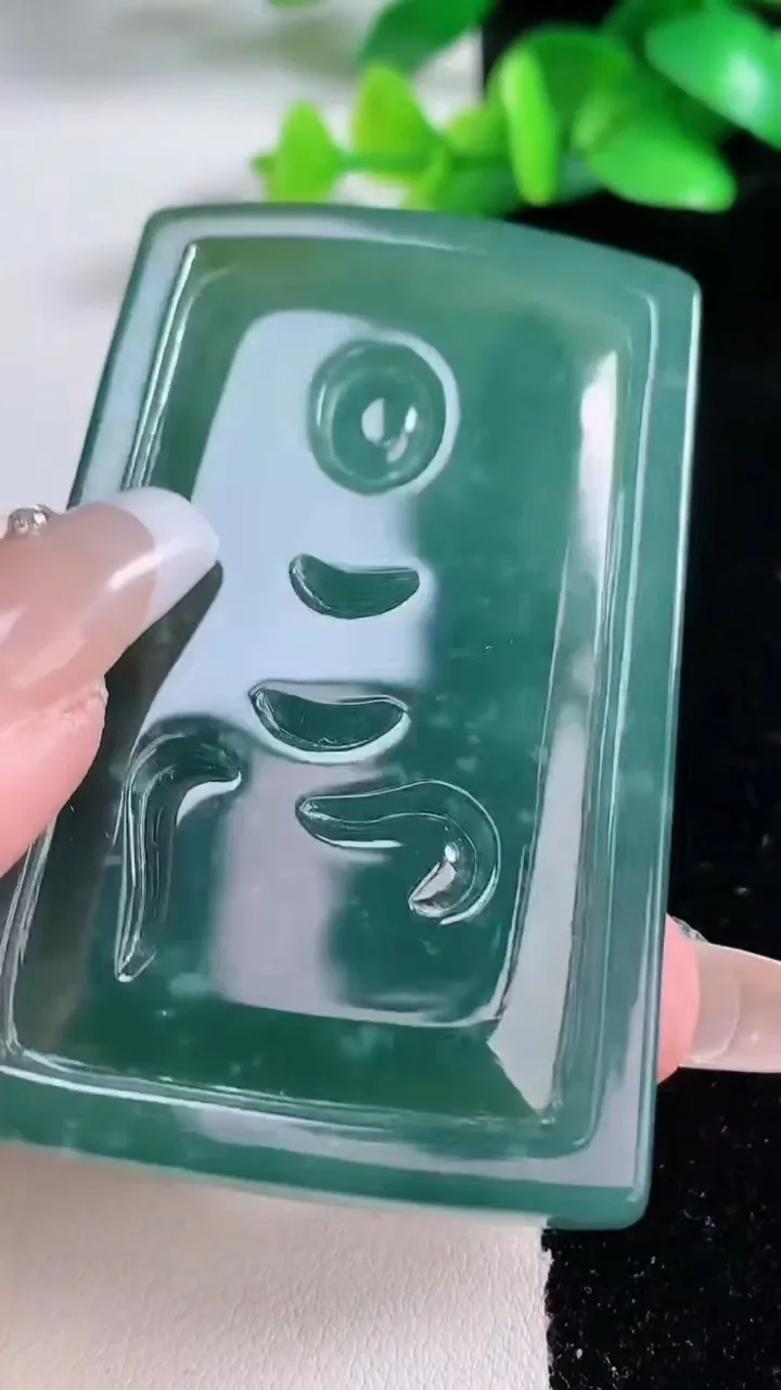 天然A货翡翠蓝水不动明王吊坠，尺寸65-41-8，重:47.66g
1月2日