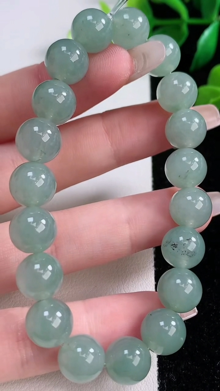 天然A货翡翠圆珠手串19颗，尺寸9.7，重量:31.45g1月2日
工厂直销收藏佳品,种好水足，色泽均匀，有种有色，上手高大气！