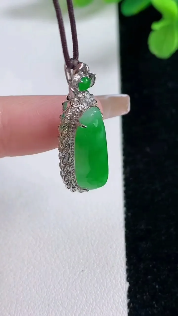 天然A货翡翠福瓜吊坠，尺寸32.2-11.8-8.3裸石20.4-8，重量:3.14g
1月2日