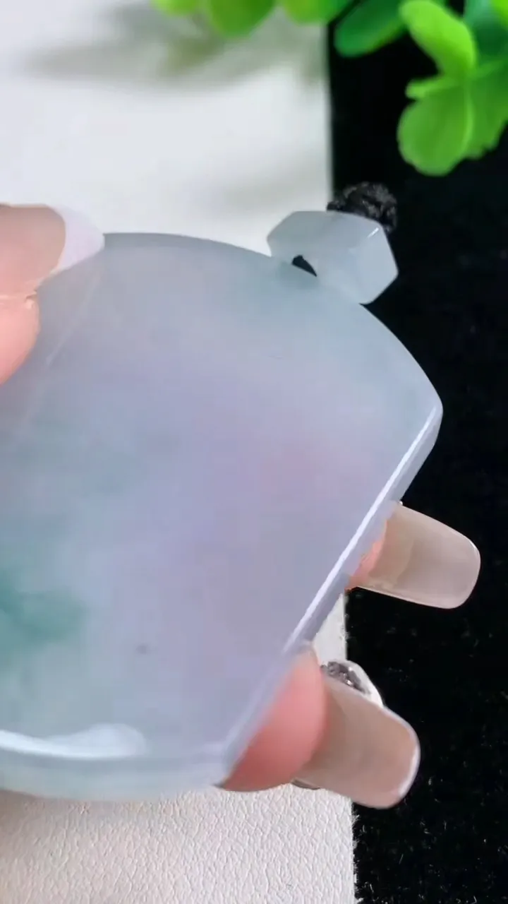 天然A货翡翠种飘花无事牌吊坠，尺寸53-41-5.5，重量:36.37g
1月2日