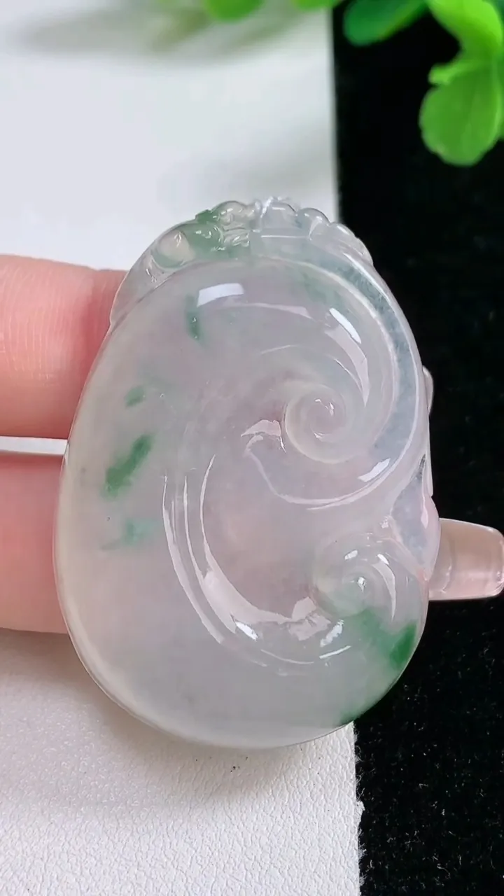天然A货翡翠冰种飘花如意吊坠，尺寸46.7-33-5.6，重量:17.08g
1月2日
