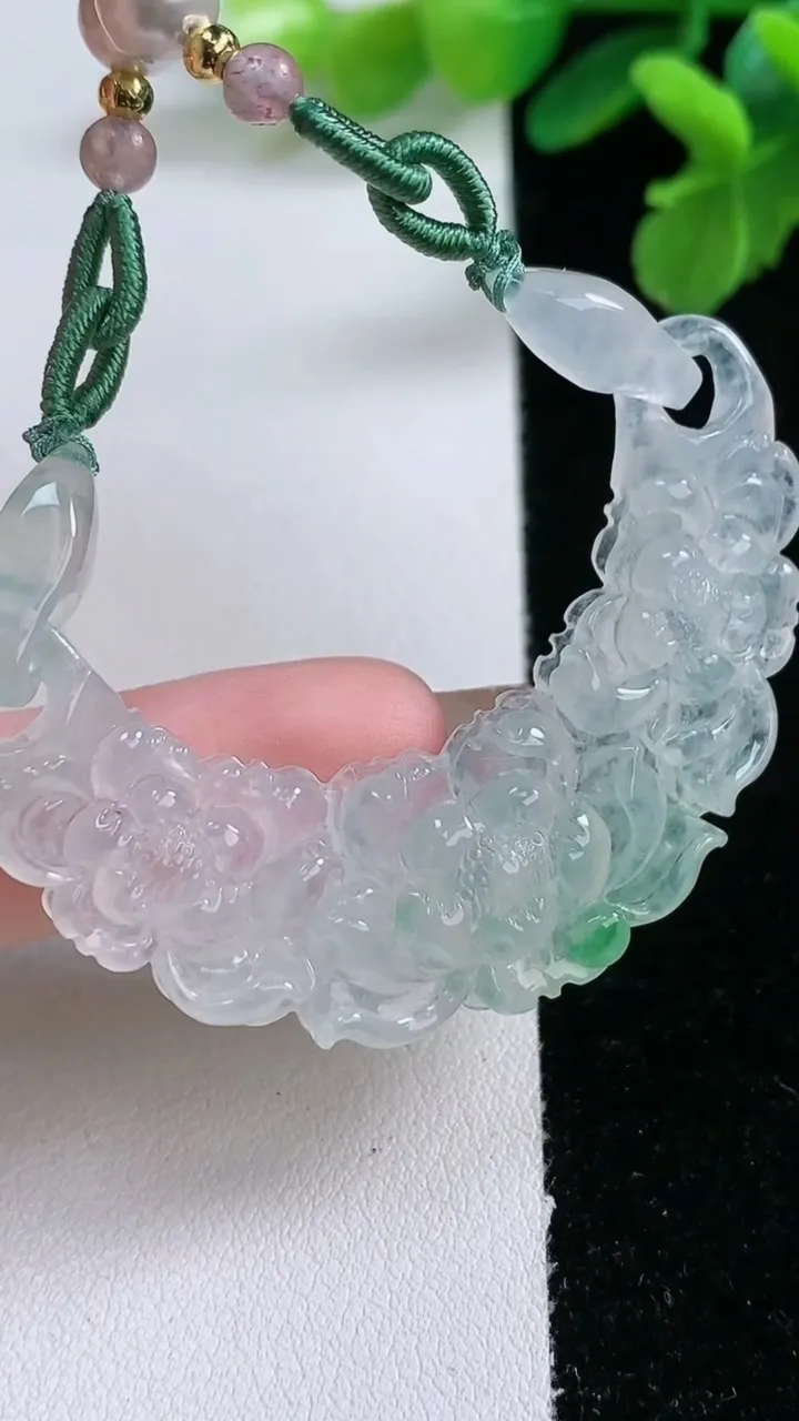 天然A货翡翠花开富贵平安锁吊坠，尺寸167-52.5-5.3，重量:15.60g
1月2日