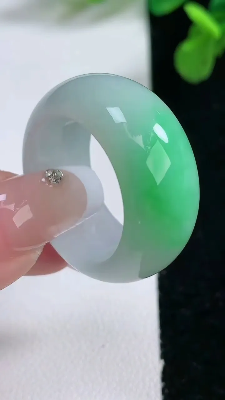 天然A货翡翠指环 扳指 戒指，尺寸21.3-12-4.4，重量:13.00g2026年1月2日
工厂直销收藏佳品,种好水足，色泽均匀，有种有色，上手高大气！