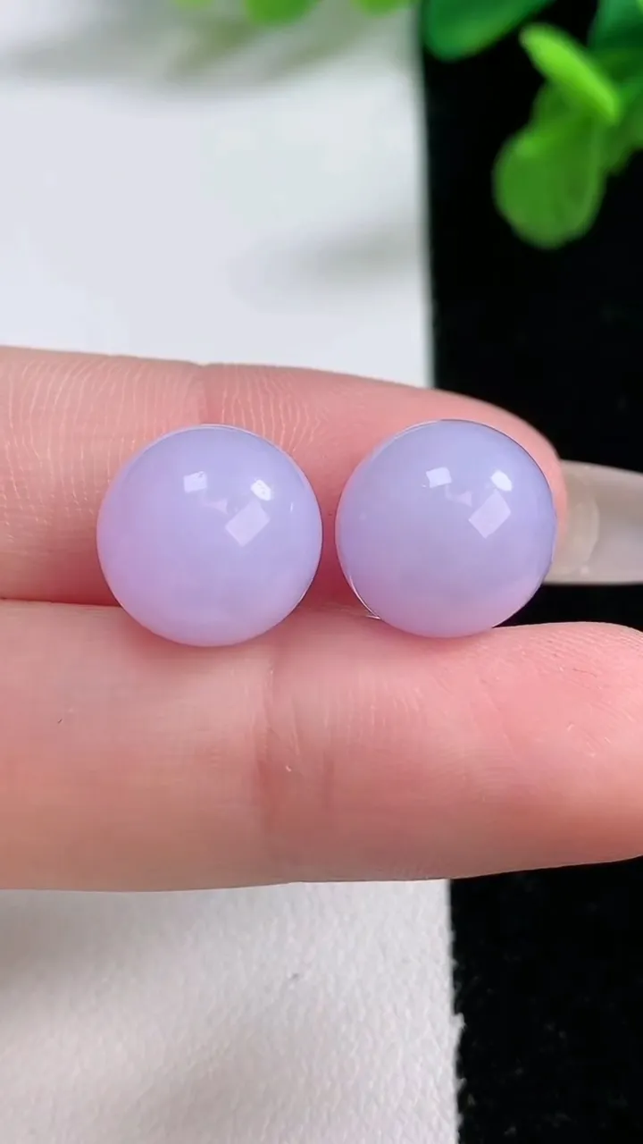 天然A货翡翠紫罗兰圆珠镶嵌件一对，尺寸11.8，重量:5.98g1月2日
工厂直销收藏佳品,种好水足，色泽均匀，有种有色，上手高大气！